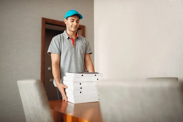 Pizza Bezorger Laat Een Bestelling Tafel Het Leveren Van Service — Stockfoto
