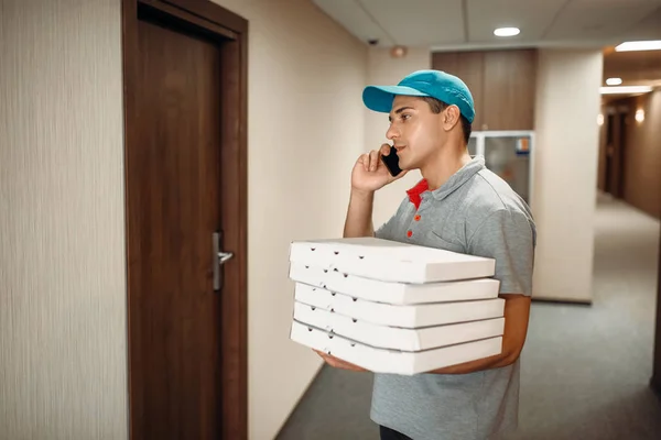 Pizza Delivery Man Aan Deur Roept Naar Klant Het Leveren — Stockfoto