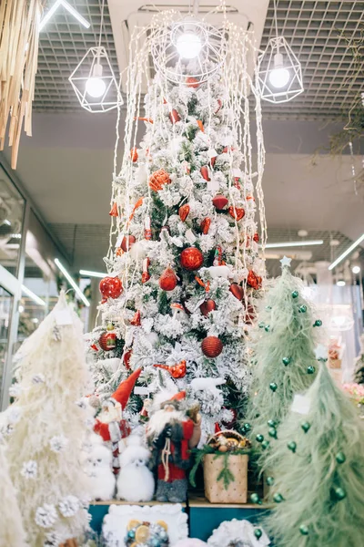 Noel köknar ağacı, festival dekorasyon ve hediye kutuları, kimse. Tatil kutlama sembolü, oyuncak ya da önemsiz şey