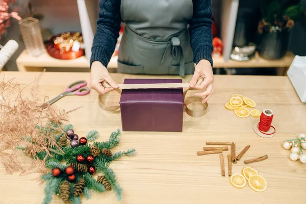 Vrouwelijke Verkoper Siert Geschenkdoos Met Inwikkeling Van Papier Gouden Lint — Stockfoto