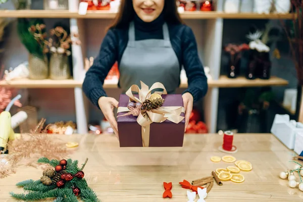 Female Seller Shows Christmas Gift Box Handmade Wrapping Woman Wraps — Stock Photo, Image