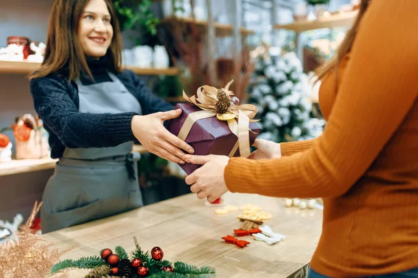 Mujer Vendedor Cliente Caja Regalo Navidad Con Envoltura Hecha Mano —  Fotos de Stock