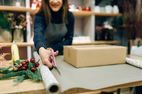 Persona Femenina Corta Papel Embalaje Con Tijeras Decoración Cajas Regalo — Foto de Stock