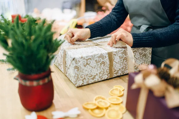 Femme Attache Arc Sur Boîte Cadeau Emballage Main Processus Décoration — Photo