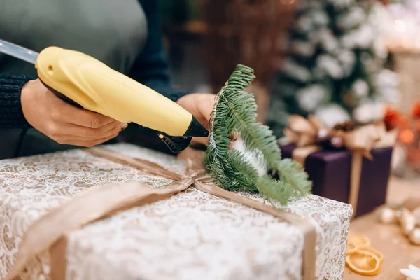 Kerst Vak Geschenkverpakking Decoratie Met Spar Filiaal Vrouw Wikkelt Aanwezig — Stockfoto