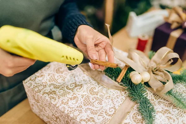圣诞礼品盒包装和装饰与冷杉分枝 妇女包裹在桌子上礼物 装饰程序 节日套餐 — 图库照片