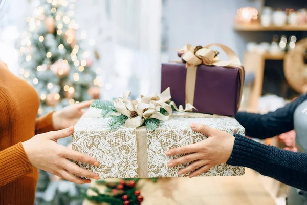 Onmiddellijke Verpakking Dienst Verkoper Geeft Aan Klant Doos Van Gift — Stockfoto