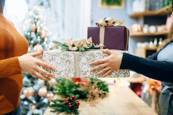 Onmiddellijke Verpakking Dienst Verkoper Geeft Aan Klant Doos Van Gift — Stockfoto