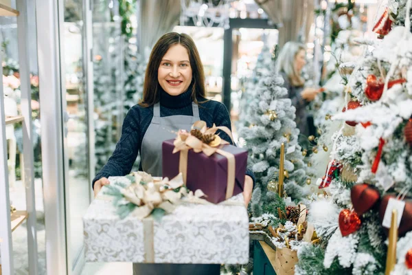 Verpackungsservice Verkäufer Mit Festlichen Geschenkboxen Professionelle Handgefertigte Dekoration Geschenke Verpackung — Stockfoto