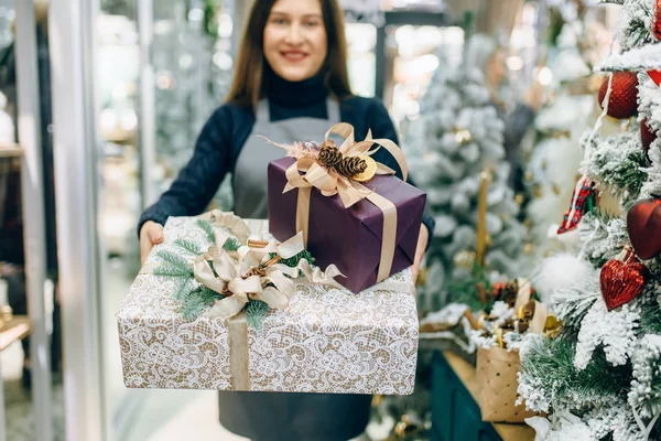 Verpackungsservice Verkäufer Mit Festlichen Geschenkboxen Professionelle Handgefertigte Dekoration Geschenke Verpacken — Stockfoto