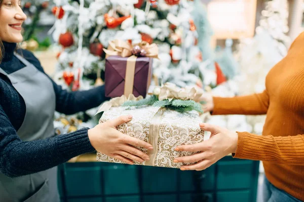 Kaydırma Hizmet Satıcı Müşteri Noel Hediye Kutusu Için Verir Hediye — Stok fotoğraf
