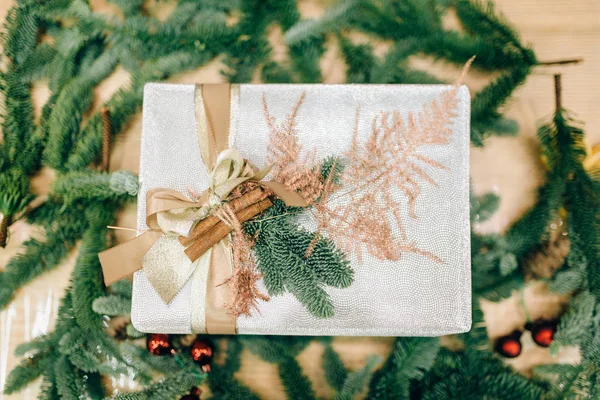 礼品盒在包装纸和冷杉分枝装饰 节日圣诞套餐 — 图库照片
