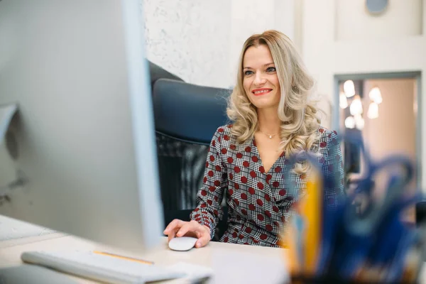 Γυναίκα Επιχειρηματίας Που Κάθεται Στο Γραφείο Και Λειτουργεί Υπολογιστή Στο — Φωτογραφία Αρχείου