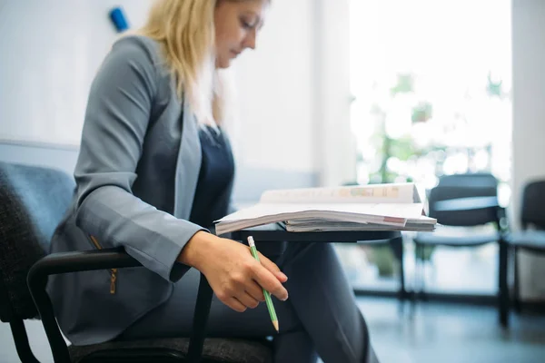 Mujer Traje Entrevista Oficina Negocios Secretario Gerente Lleva Cabo Negociaciones — Foto de Stock