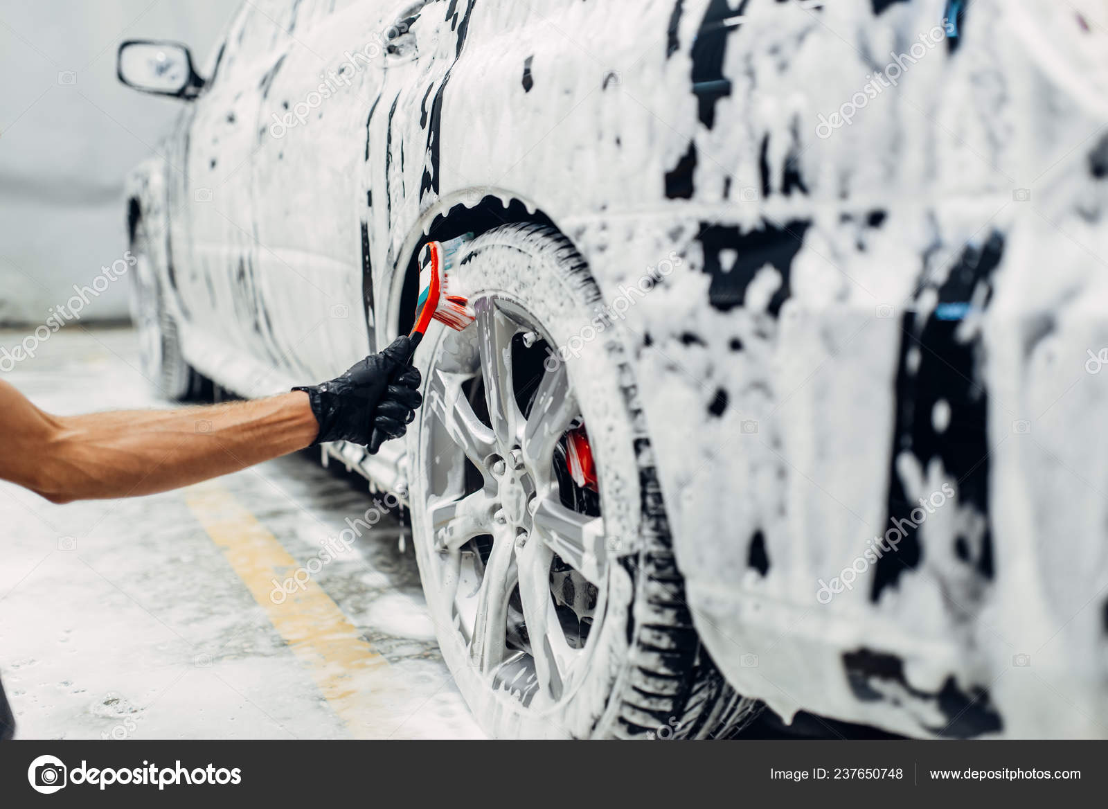 Carwash Service Car Foam Side View Auto Detailing Washing Wheels Stock  Photo by ©Nomadsoul1 237650748