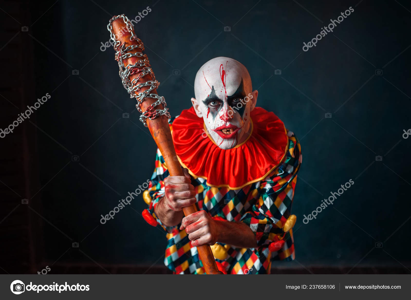 Clown Sanglant Fou Avec Maquillage En Costume De Carnaval Tient