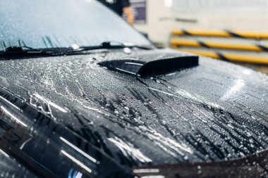 Cennet Servisi, köpük, önden görünüm ile kaplı araç. Otomatik Detaylandırma, yüksek basınçlı yıkama özel istasyonda