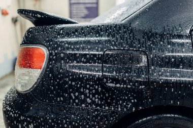 Cennet Servisi, köpük, yan görünüm arabaya. Detaylandırma, yüksek basınçlı yıkama özel istasyonda temassız otomatik