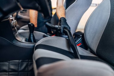 Araba iç carwash hizmetine otomatik detaylandırma. Eldiven koltuklar elektrikli süpürge ile temizlik işçisi