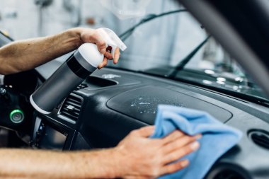 Araba iç carwash hizmetine otomatik detaylandırma. Eldiven sprey cila ile salon temizlik işçisi