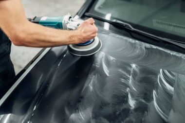 Polisaj makinesi ile erkek kişi araba hood temizler. Cennet hizmette ayrıntılı Oto, araç boya geri yükleme