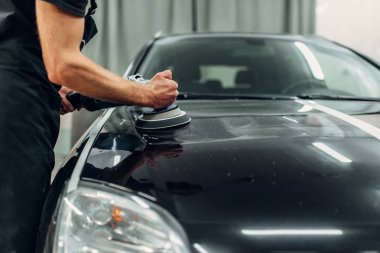 Polisaj makinesi ile erkek kişi araba temizler. Cennet istasyonda ayrıntılı Oto, araç boya geri yükleme