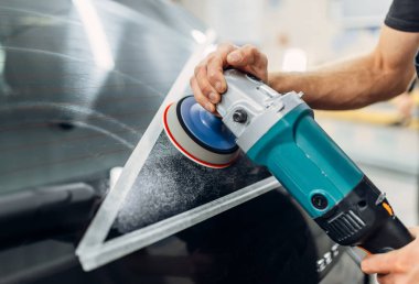 Polisaj makinesi ile çalışan araba penceresinde silecek bıçak parça kaldırır. Cennet hizmette ayrıntılı otomatik