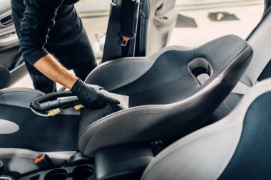 Cennet Servisi, Erkek işçi eldivenleri toz ve kir kaldırır. Araba iç elektrikli süpürge ile profesyonel Kuru Temizleme