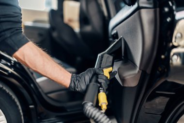 Cennet Servisi, toz ve kir kapıdan kaldırma eldiven erkek işçi kırpın. Araba iç elektrikli süpürge ile profesyonel Kuru Temizleme