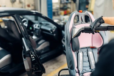 Cennet Servisi, toz ve kir çocuk koltuktan kaldırma işçi. Araba iç elektrikli süpürge ile profesyonel Kuru Temizleme