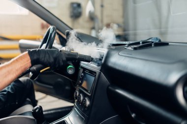 Cennet Servisi, toz ve kir ile Buhar temizleyici kaldırma eldiven erkek işçi. Araba iç profesyonel Kuru Temizleme