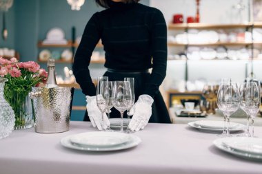 Eldiven Garson yemekleri yemek, tablo ayarı için koyar. Garson servisi, şenlikli yemeği dekorasyon, tatil yemek