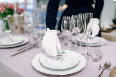 Garson sofra, tablo ayarı hazırlar. Garson servisi, şenlikli yemeği dekorasyon, tatil yemek