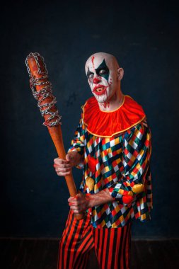 Beysbol sopası ile deli kanlı palyaço. Halloween kılık makyaj adamla