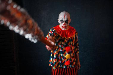Korkunç lanet palyaço beysbol sopası ulaşır. Adam makyaj içinde halloween kılık, çılgın katil ile