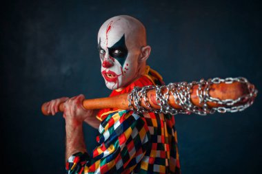 Beysbol sopası ile deli kanlı palyaço. Adam korkutucu makyaj içinde halloween kılık