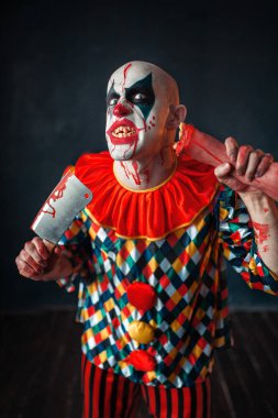 Et satır ve beyzbol sopası, sirk korku ile deli kanlı palyaço. Makyaj karnaval kılık, deli manyak adam