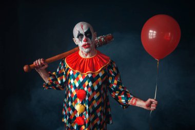 Çirkin palyaço beysbol sopası ve hava balonu, korku ile kanlı. Makyaj karnaval kılık, manyağı adamla
