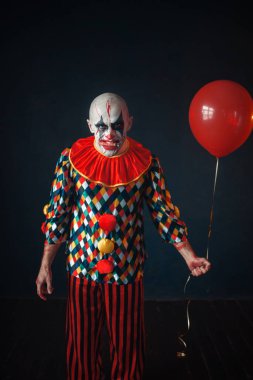 Dişlerini insan parmak çirkin lanet palyaço hava balonu, korku tutar. Makyaj karnaval kılık, manyağı adamla