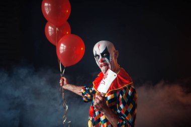 Korkunç lanet palyaço bıçak ile hava balonları, korku tutar. Makyaj karnaval kılık, manyağı adamla