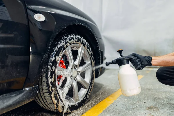 Autowaschservice Reinigung Der Räder Mit Einem Spezialmittel Auto Detaillierung Waschen — Stockfoto