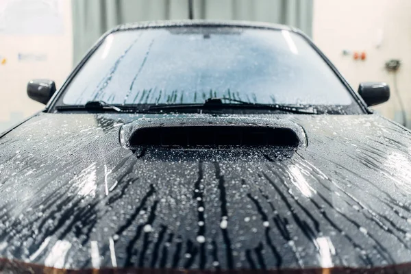 洗車サービス 車正面泡で覆われています 自動高圧洗浄特別な駅の詳細 — ストック写真