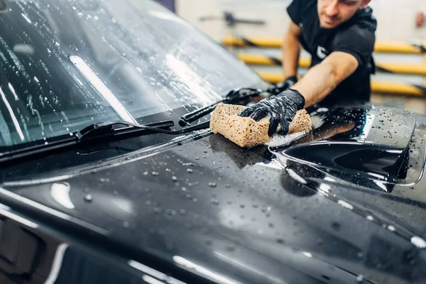 Υπηρεσία Carwash Αυτοκίνητο Καθαρισμού Μπροστινή Θέα Auto Λεπτομερώς Εργαζόμενος Σαπούνια — Φωτογραφία Αρχείου