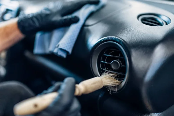 Bilrekonditionering Bilens Interiör Biltvätt Service Arbetare Handskar Rensar Salongen Med — Stockfoto