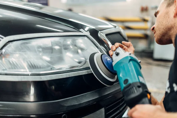 Auto Detailing Reflektorów Samochodu Myjni Usługi Pracownik Czyszczenia Szkła Maszyny — Zdjęcie stockowe