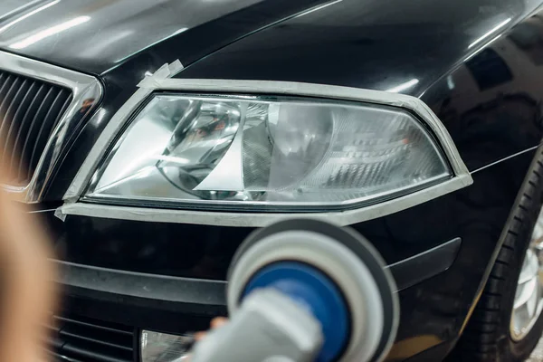 Auto Detailing Car Headlights Carwash Service Man Works Polishing Machine — Stock Photo, Image