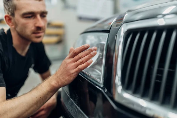 Polishing Car Headlight Carwash Service Worker Checks Quality Work — Stok fotoğraf