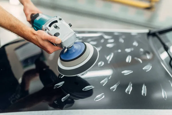 Trabajador Con Máquina Pulido Limpia Capucha Del Coche Detalle Automático —  Fotos de Stock