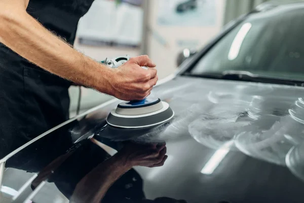 Mann Mit Poliermaschine Reinigt Motorhaube Auto Detaillierung Auf Autowäsche Service — Stockfoto