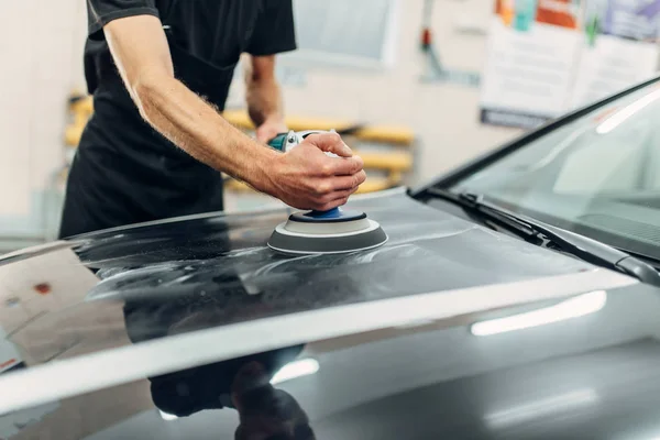 男性与抛光机清洁汽车罩 自动详细说明洗车服务 恢复车辆油漆 — 图库照片